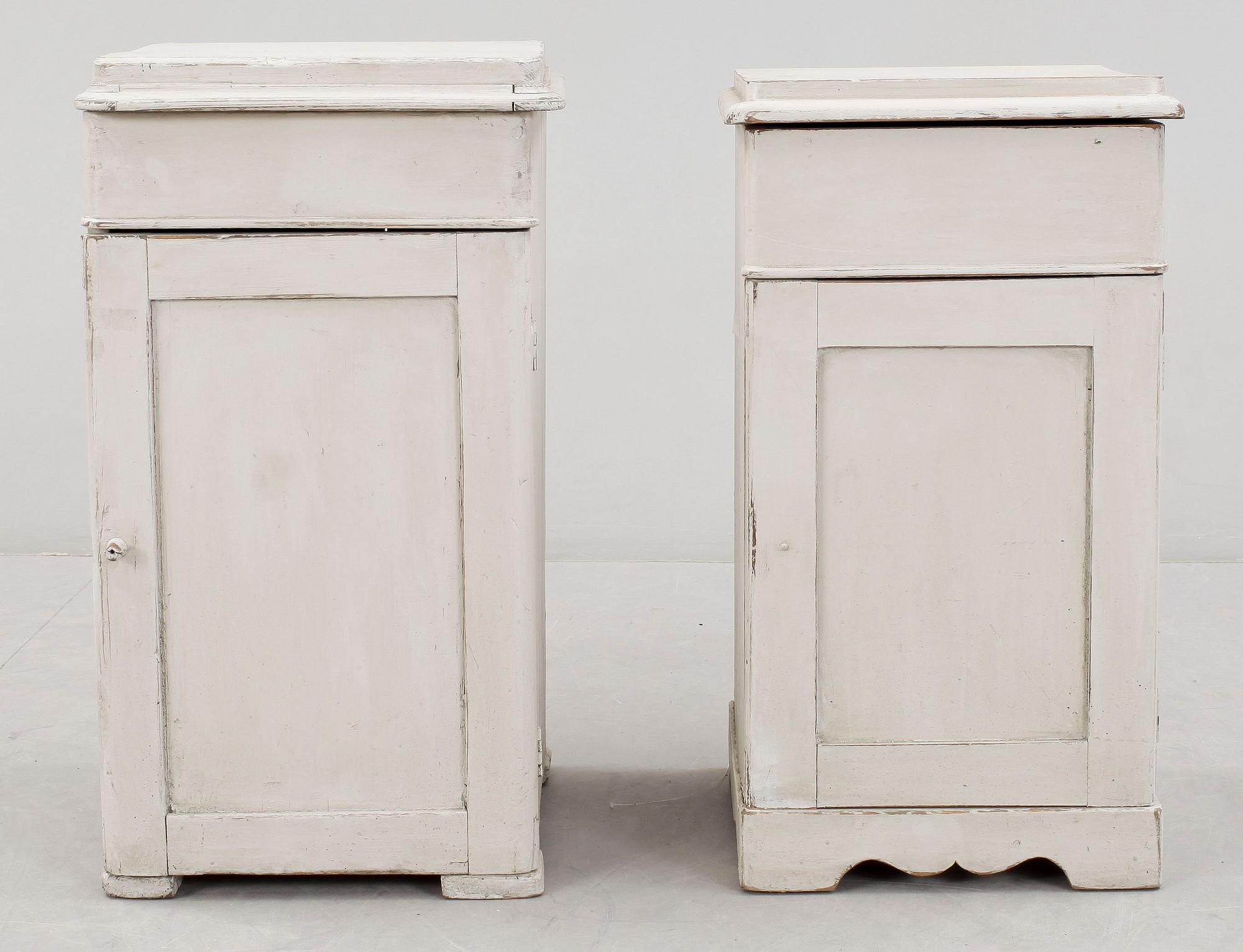 POTTSKÅP, ett par snarlika, 1800-tal.