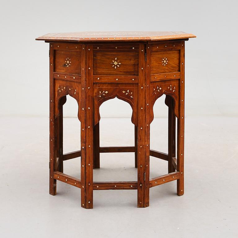 BORD, orientaliskt, 1900-tal.