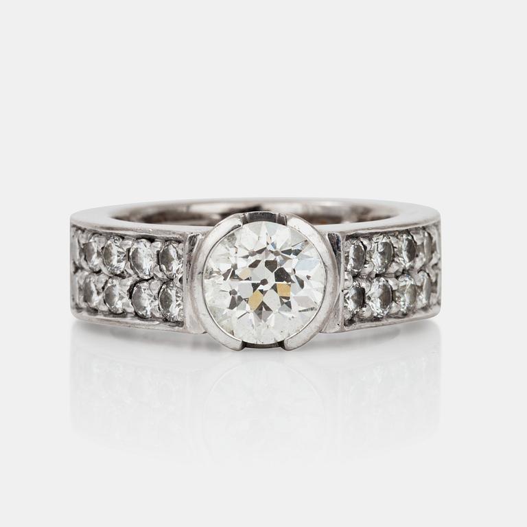 RING med olikaslipade diamanter.
