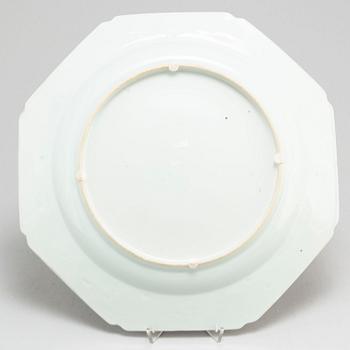 A blue and white serving dish, Qing dynasty, Qianlong (1736-95).