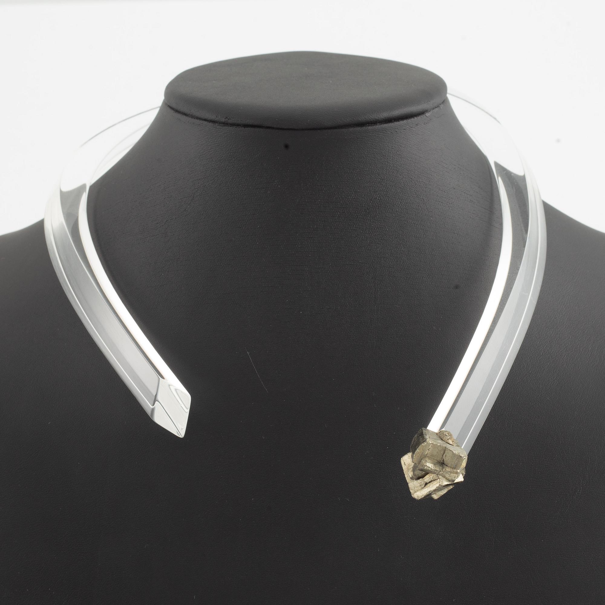 Siv Lagerström, två collier, akrylplast, pyrit och metall.