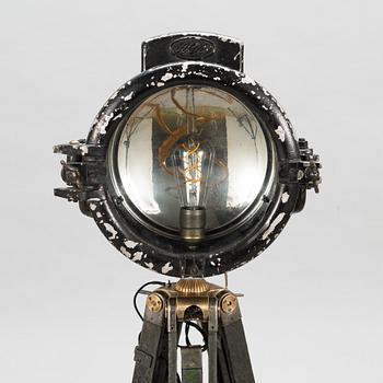 Golvlampa, bestående av olika delar från 1900-talet.