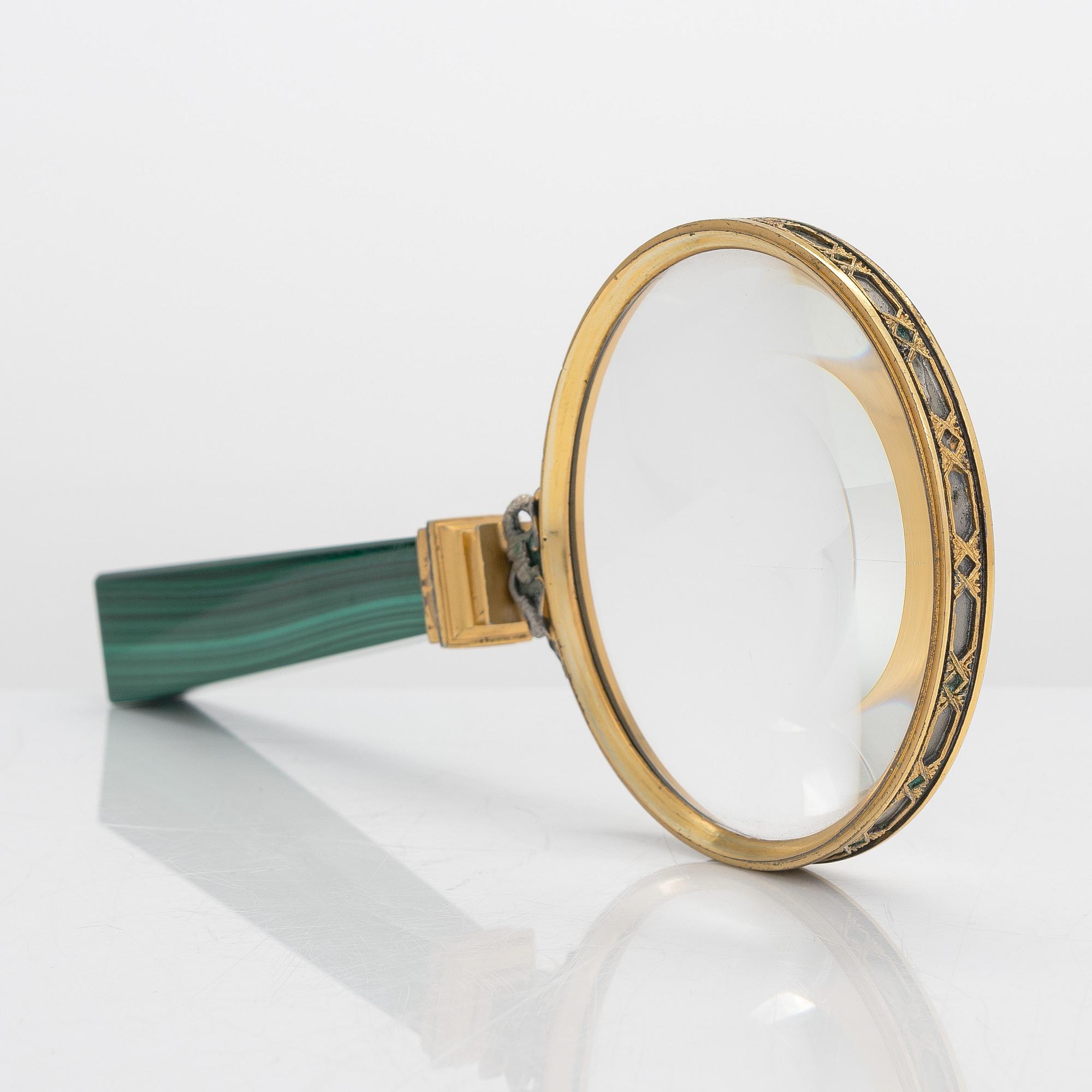 Förstoringsglas med malakitskaft. I etui. 1900-talets första hälft.