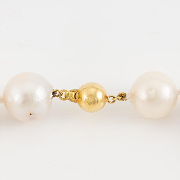 Collier med odlade sötvattenspärlor, lås 18K guld.