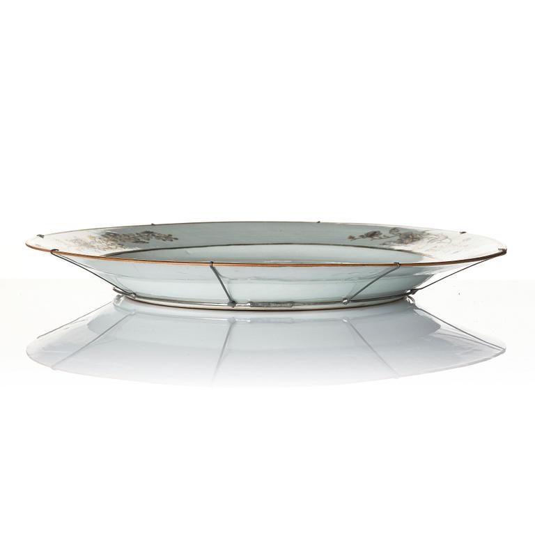 A large Chinese famille rose grisaille dish and a pair of plates, Qing dynasty, Yongzheng (1723-35).