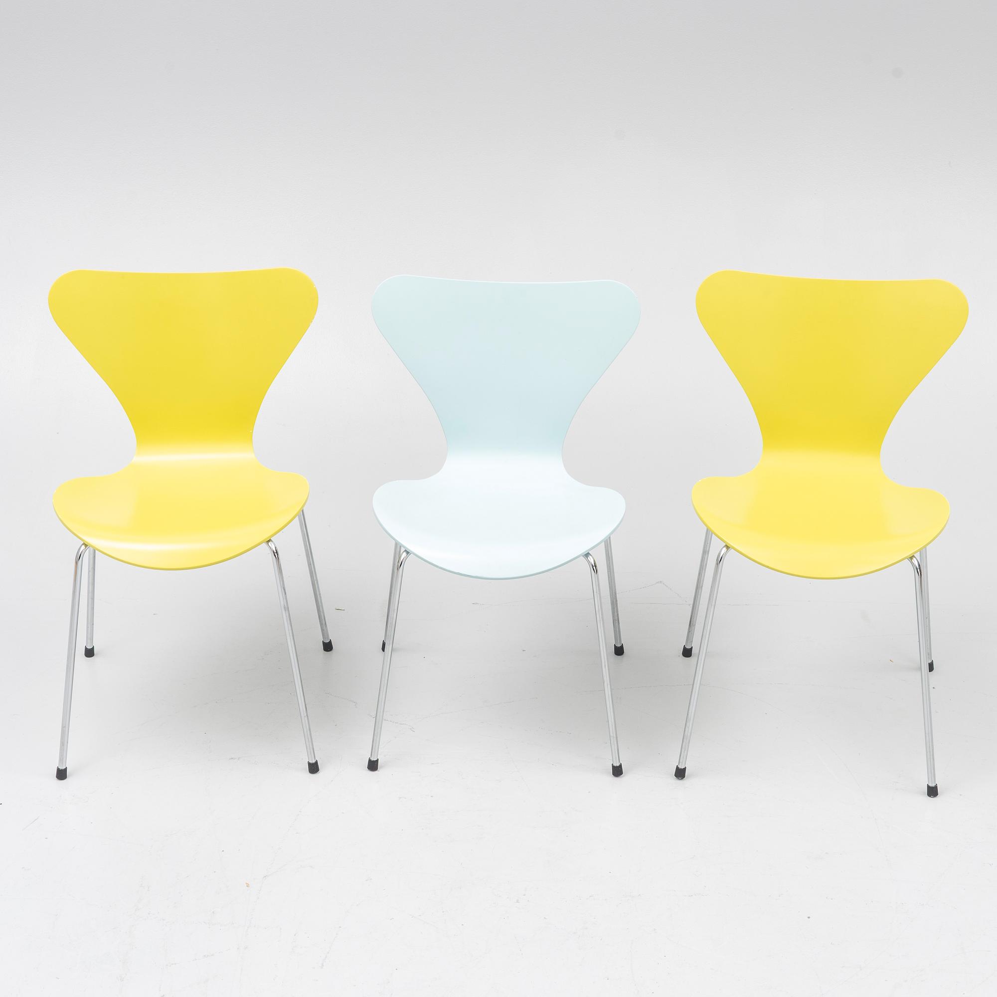 Arne Jacobsen, three 'Serie 7' chairs, Fritz Hansen 2005.