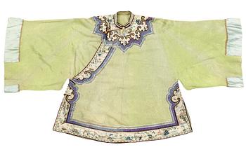 JACKET, SILK. China, late Qing dynasty. Height 79,5 cm.