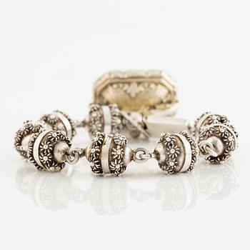 Collier med medljong samt armband silver, Mexiko.