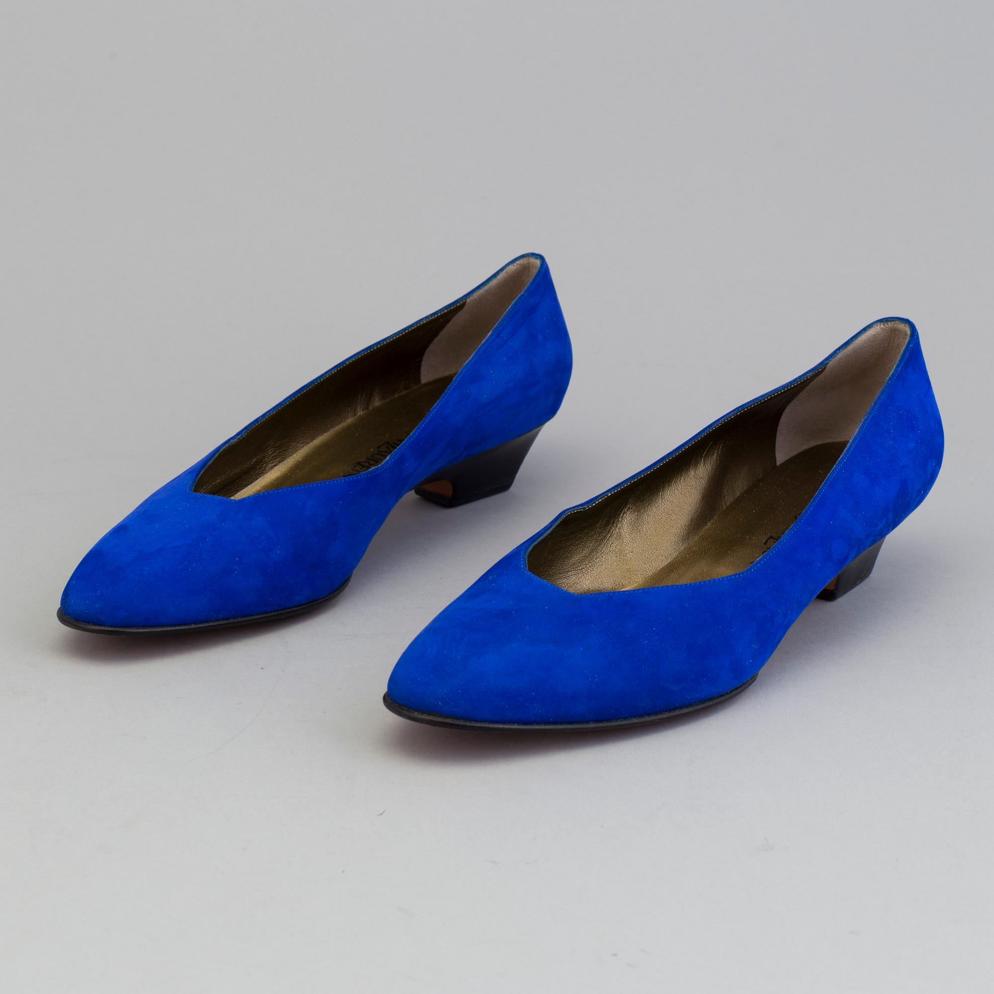 a pair of Yves Saint Laurent shoes size 41.