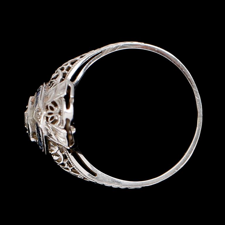 RING, 18 k vitguld, diamanter samt safirer, tidigt 1900-tal.
