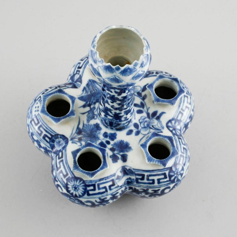 A blue and white chinese tulip vase, late Qing (1644-1912).