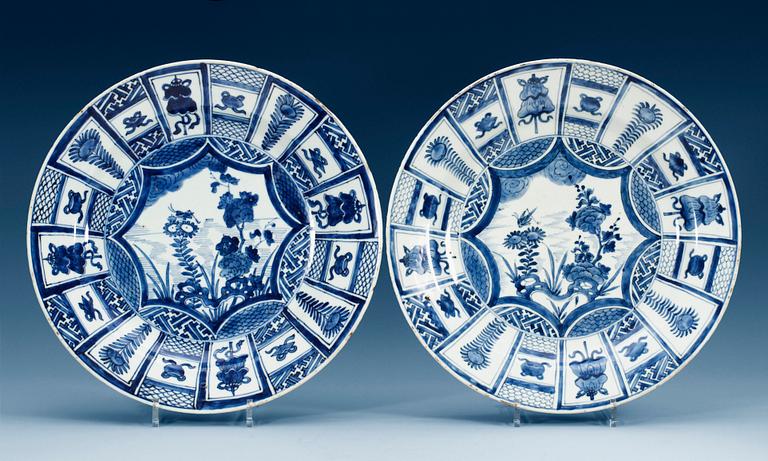 A pair of blue and white chargers, Qing dynasty, Kangxi (1662-1722). (2).