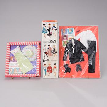 Barbie doll 'Midge' and two sets of clothes, one for Barbie and one for Ken. Mattel, 1960-tal.