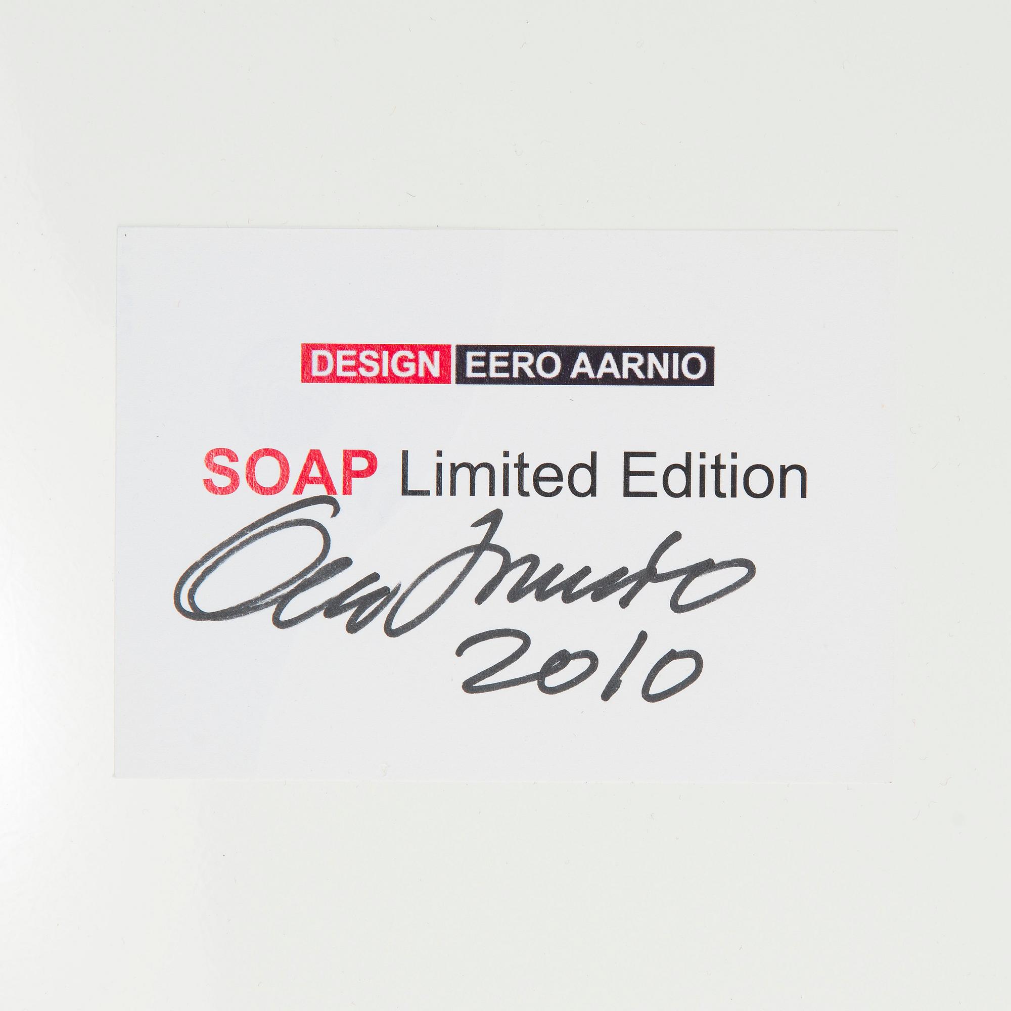Eero Aarnio, "Soap-tuoli" Artekno, signeerattu Eero Aarnio, 2010.
