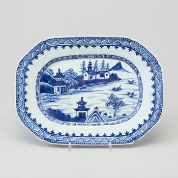 A blue and white export porcelain dish, Qing dynasty, Qianlong (1736-95).