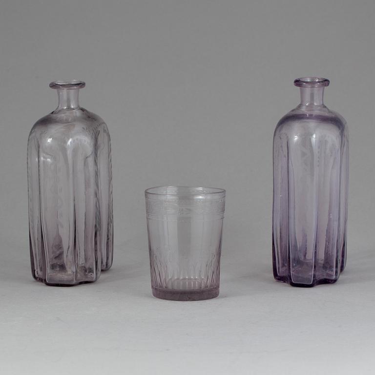 GLAS samt FLASKOR, 2 stycken, glas, 1800-tal.