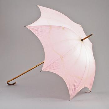 PARASOLLER, 8 st, samt DOMPTÖRPISKA, 1900-tal.