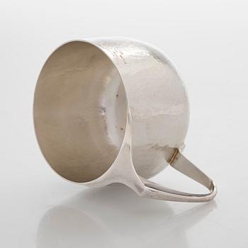 Tapio Wirkkala, kuksa, "Isännänmuki", hopeaa, TW 463, Kultakeskus, Hämeenlinna 1989.