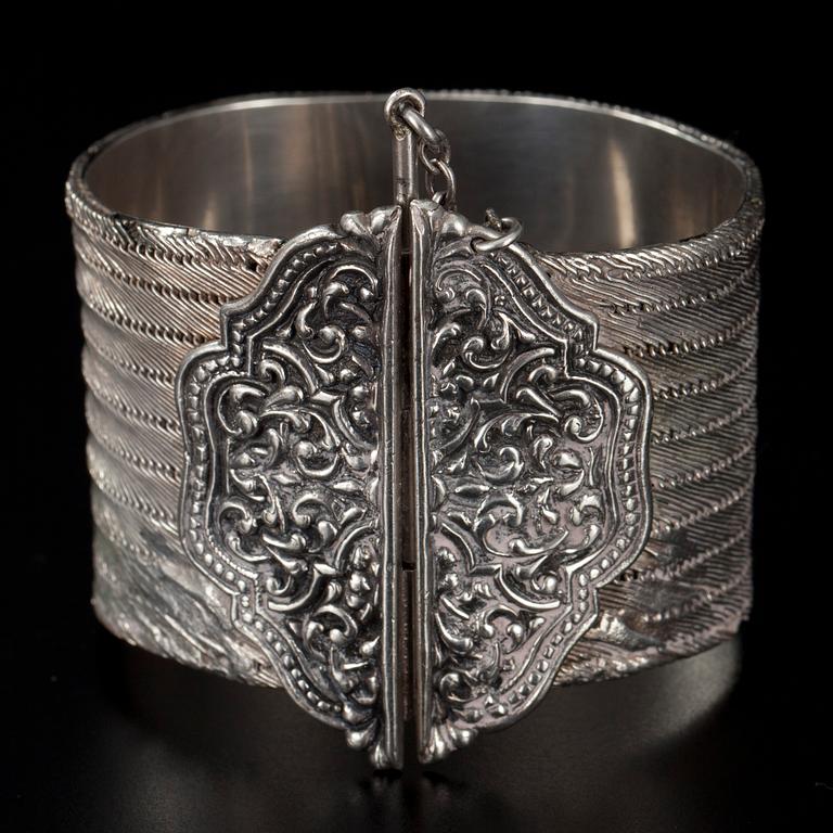 ARMBAND, silver. Mellanöstern 1900-talets första hälft. Vikt 65,5 g.