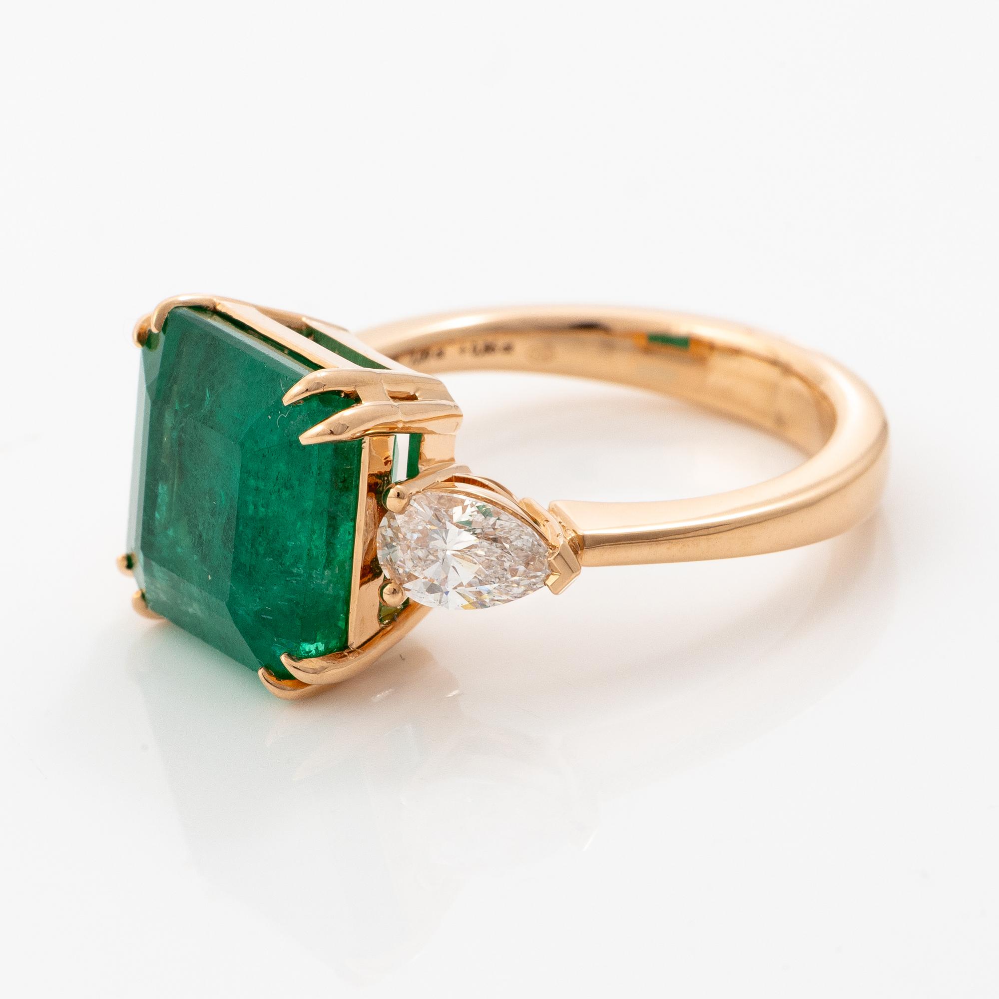 Ring in 18K gold with emerald and pear-shaped diamonds.