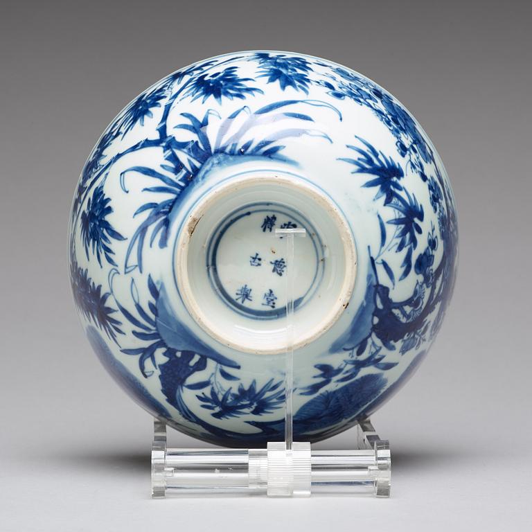 A blue and white Transitional bowl, 17th Century.