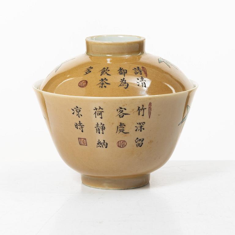 A porcelain cup with cover, 20th century, with the mark of Thongzhi.