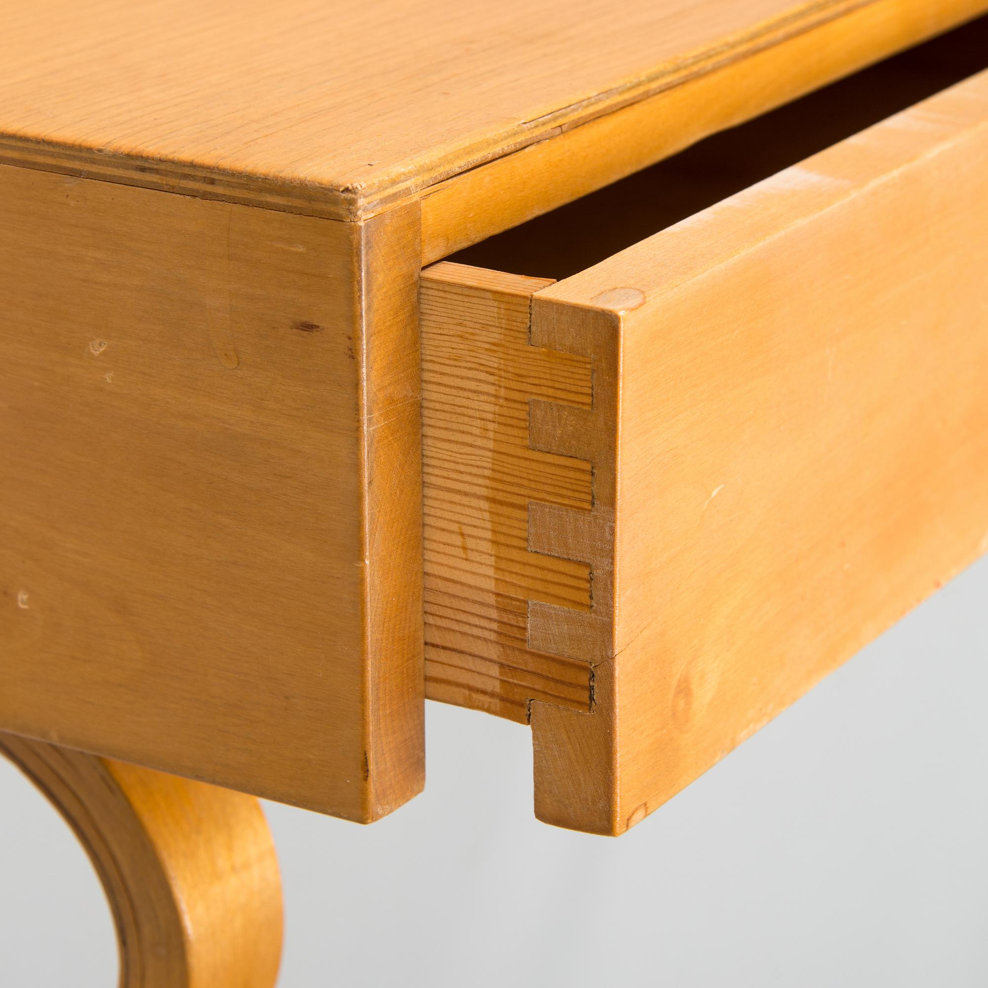 Alvar Aalto, a mid-20th-century console / shelf 114 for O.Y. Huonekalu- ja Rakennustyötehdas A.B.
