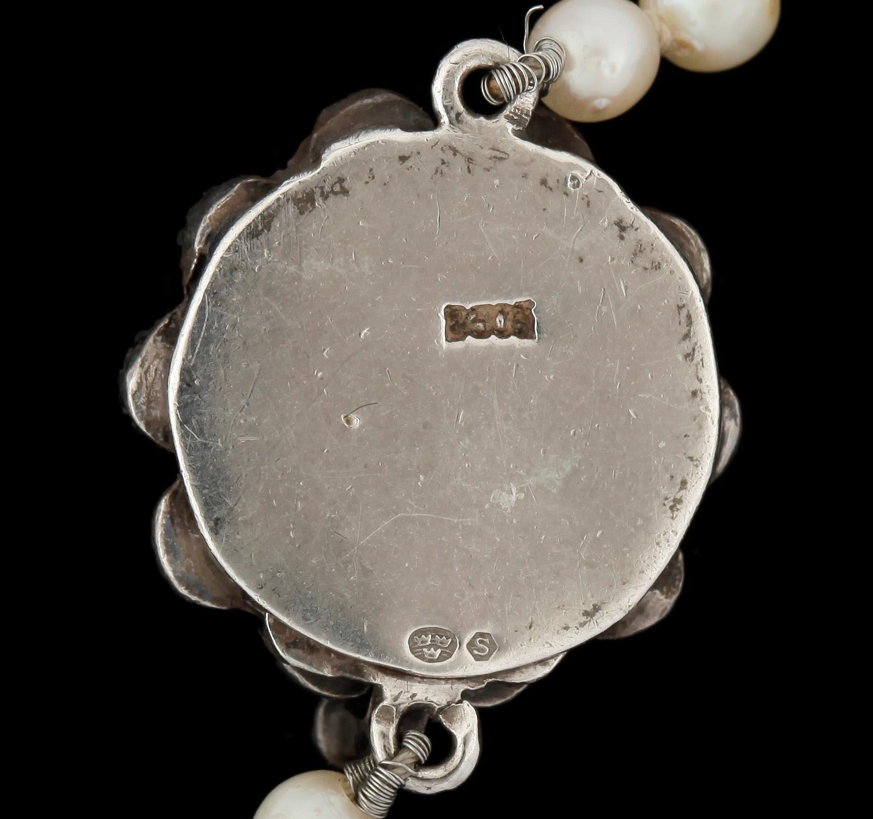 PÄRLCOLLIER, odlade saltvattenspärlor med lås i silver.