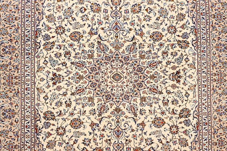 A Kashan carpet, ca. 405 x 295 cm.