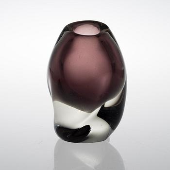 GUNNEL NYMAN, A VASE. Chiffon. Signed G. Nyman, Nuutajärvi Notsjö. Late 1940s.