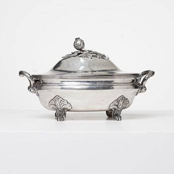 TERRIN, silver, rokokostil, CF Carlman, Stockholm 1912. Vikt ca 1960 gram.