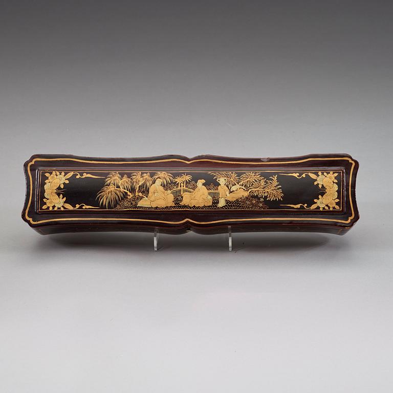 SOLJFÄDER och LACKASK, pärlemor och akvarell på papper. Qingdynastin, 1800-tal.