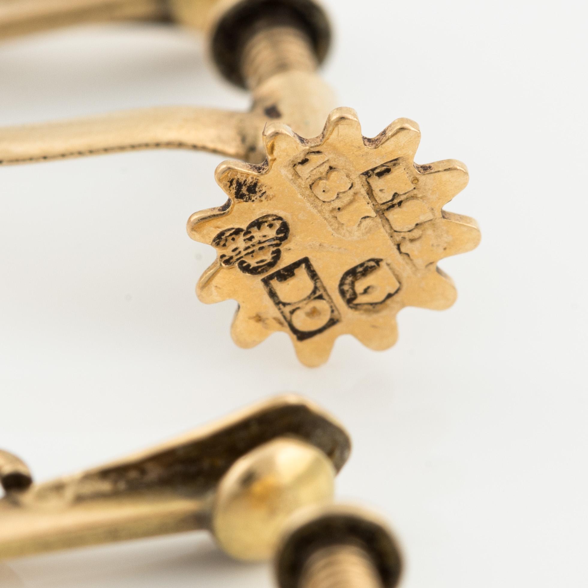 Ett par örhängen och en brosch, 18K och 14K guld med pärlor och små rosenslipade diamanter.