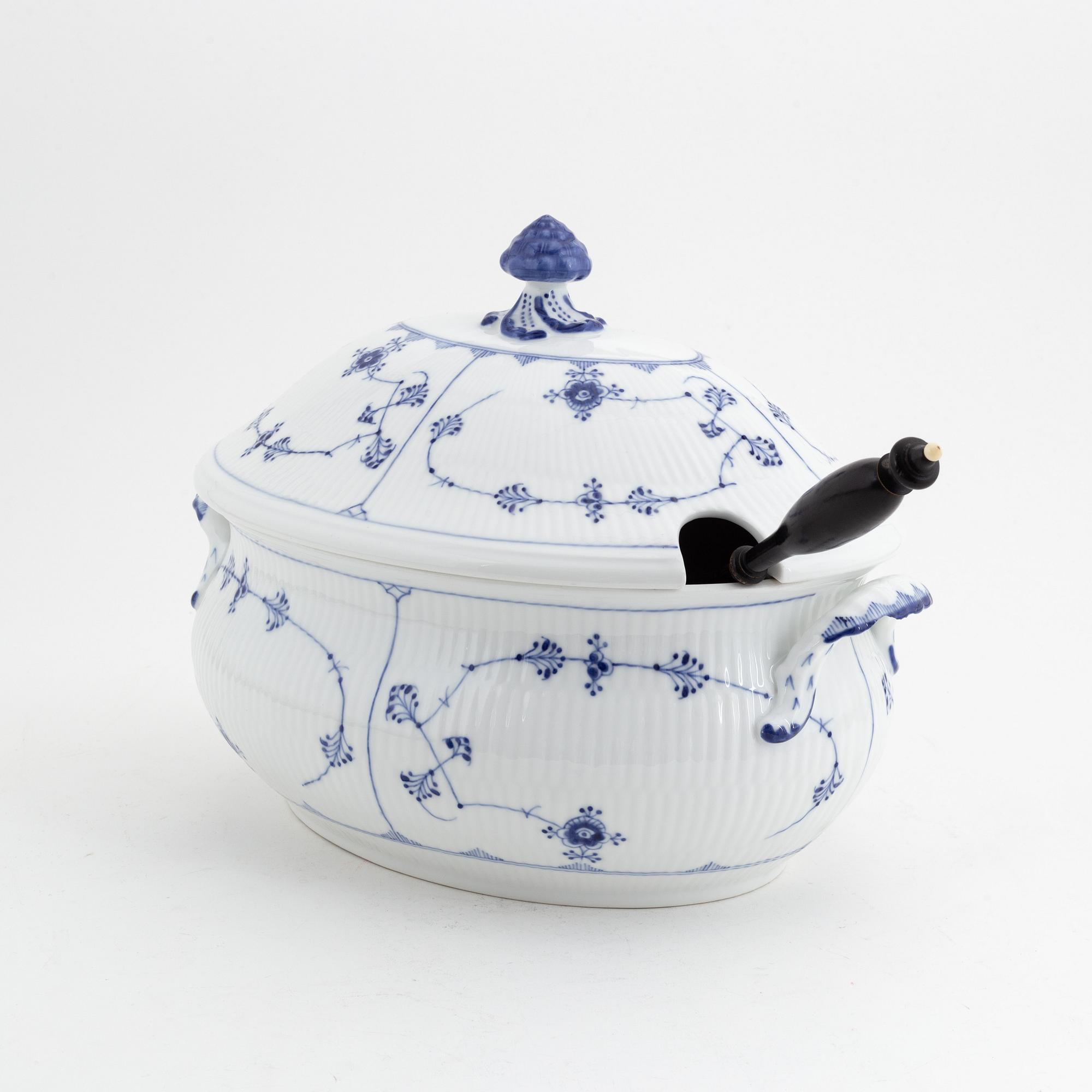 Terrin med lock, porslin, 'Musselmalet', Kunglig Dansk, Danmark, 1900-tal och Soppslev, silver, Sverige, 1861.