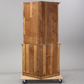 A late Gustavian corner cabinet from around year 1800.