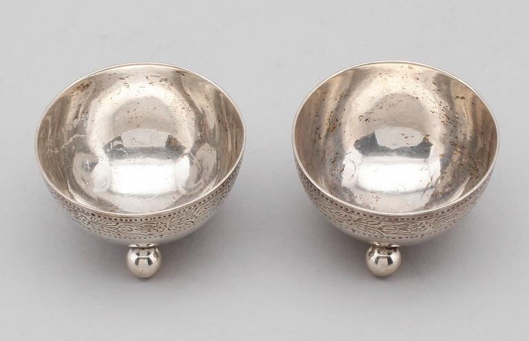 SALTKAR, 1 par, silver, London 1875. Vikt ca 95 gram.