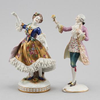 FIGURINER, 2 st, porslin, omkring 1900-talets mitt.