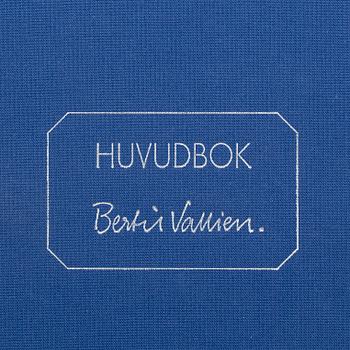 BERTIL VALLIEN, konstglas. "Huvud" signerad samt nr 7090002. Samt BOK "HUVUDBOK BERTIL VALLIEN".