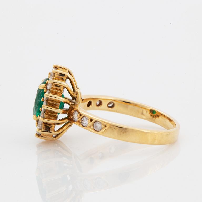 Garnityr, ring, örhängen och collier med smaragder och briljantslipade diamanter.