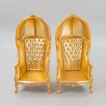 Fåtöljer, ett par, sk "Fauteuil carrosse" Louis XV-stil, samtida.