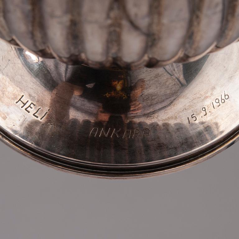 VIINIKANNU, hopeaa, empiretyylinen, 1900-luvun puoliväli. Paino 679 g.