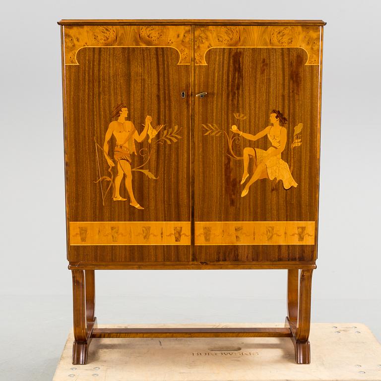 SKÅP, troligen Mjölby Intarsia, 19330/40-tal.