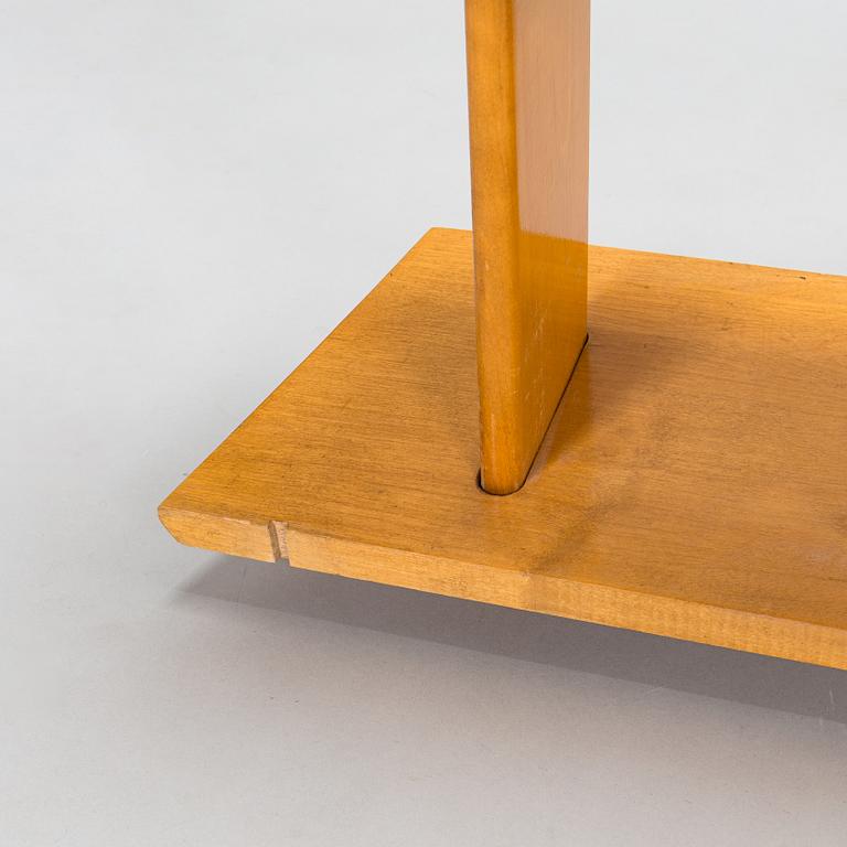 A mid-20th-century shelf.