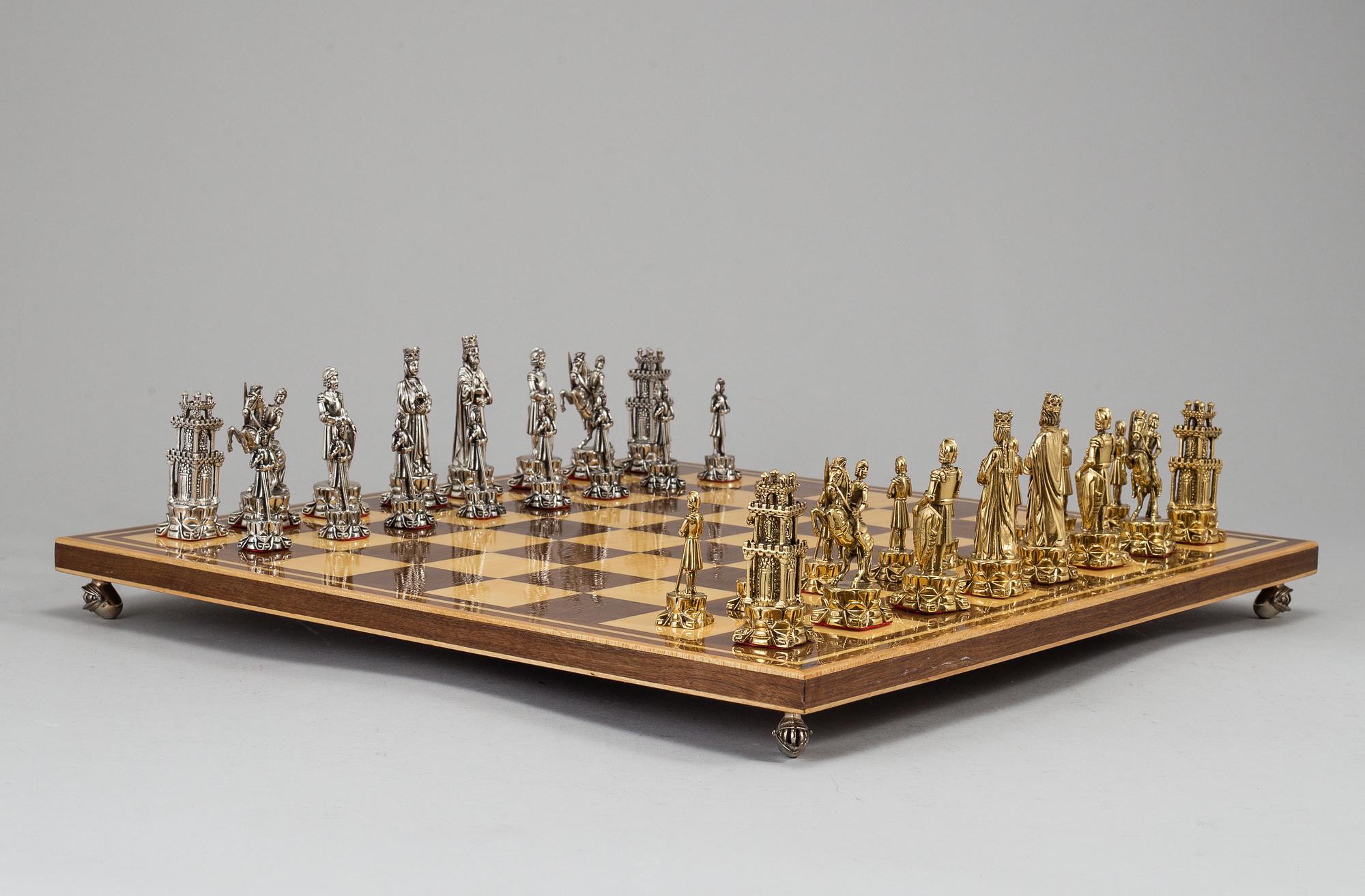 SCHACKBRÄDE, med spelpjäser i silver och förgyllt silver.