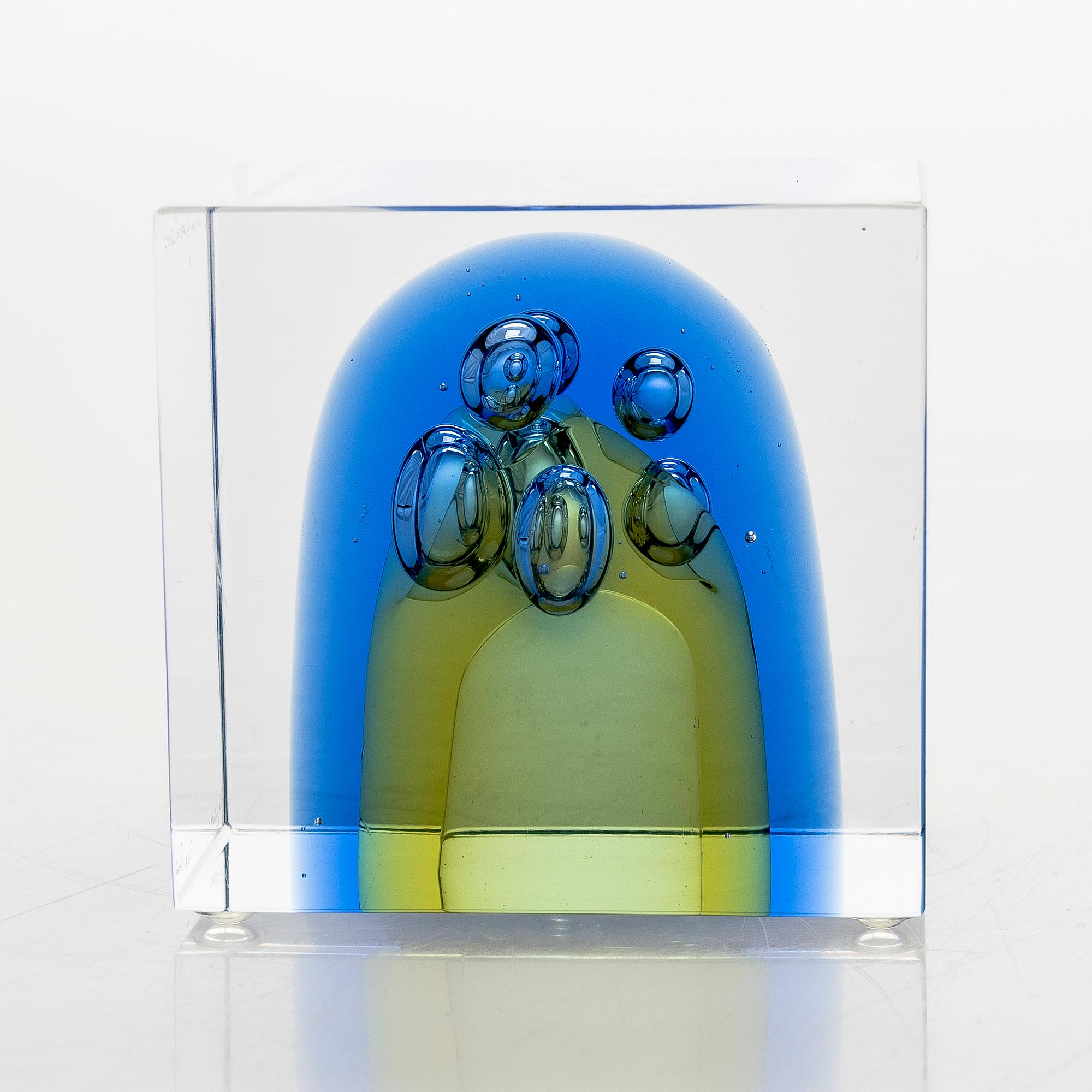 Oiva Toikka, an annual glass cube, signed Oiva Toikka Nuutajärvi 2007, 346/2000.