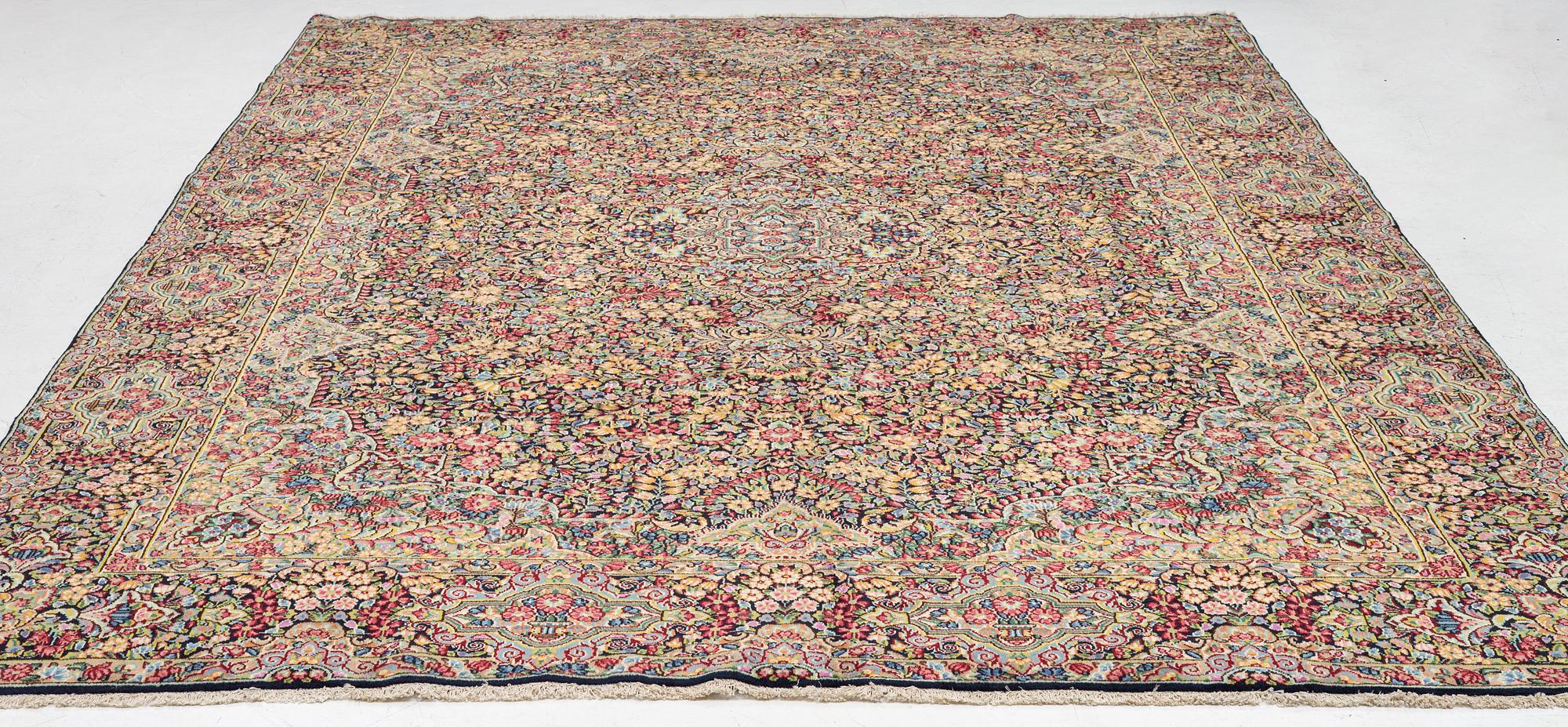 Carpet Kirman, approx. 393 x 286 cm.