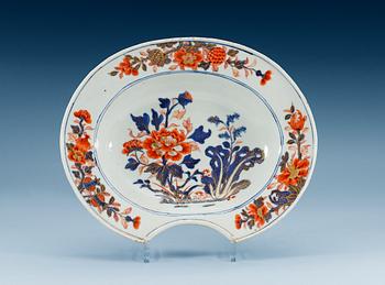 1582. An imari barber´s dish, Qing dynasty, Kangxi (1662-1722).