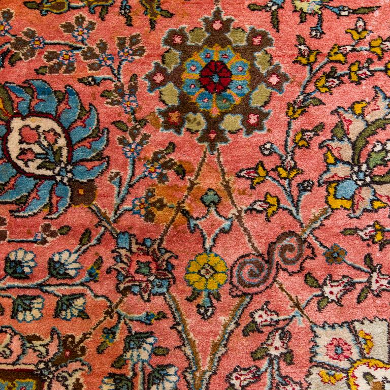 A Tbriz carpet of Safavid 'vase' design, approx. 397x295 cm.
