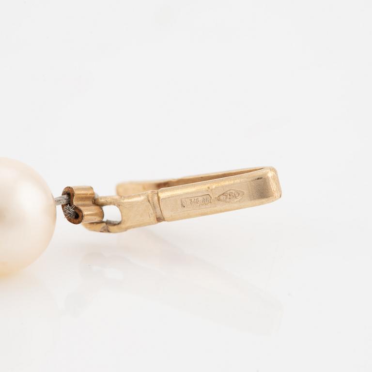 Cultured pearl necklace with 18K gold clasp.