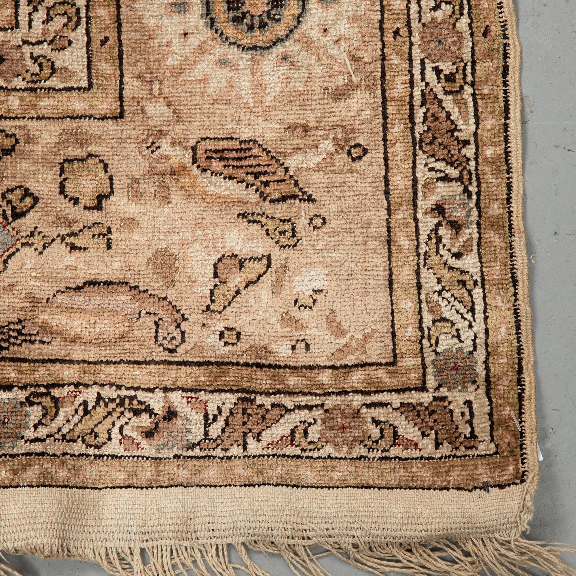 A rug, a semi-antique Kayseri, ca 180-182,5 x 121,5-125,5 cm (as well as the ends with 2 and 3 cm flat weave).
